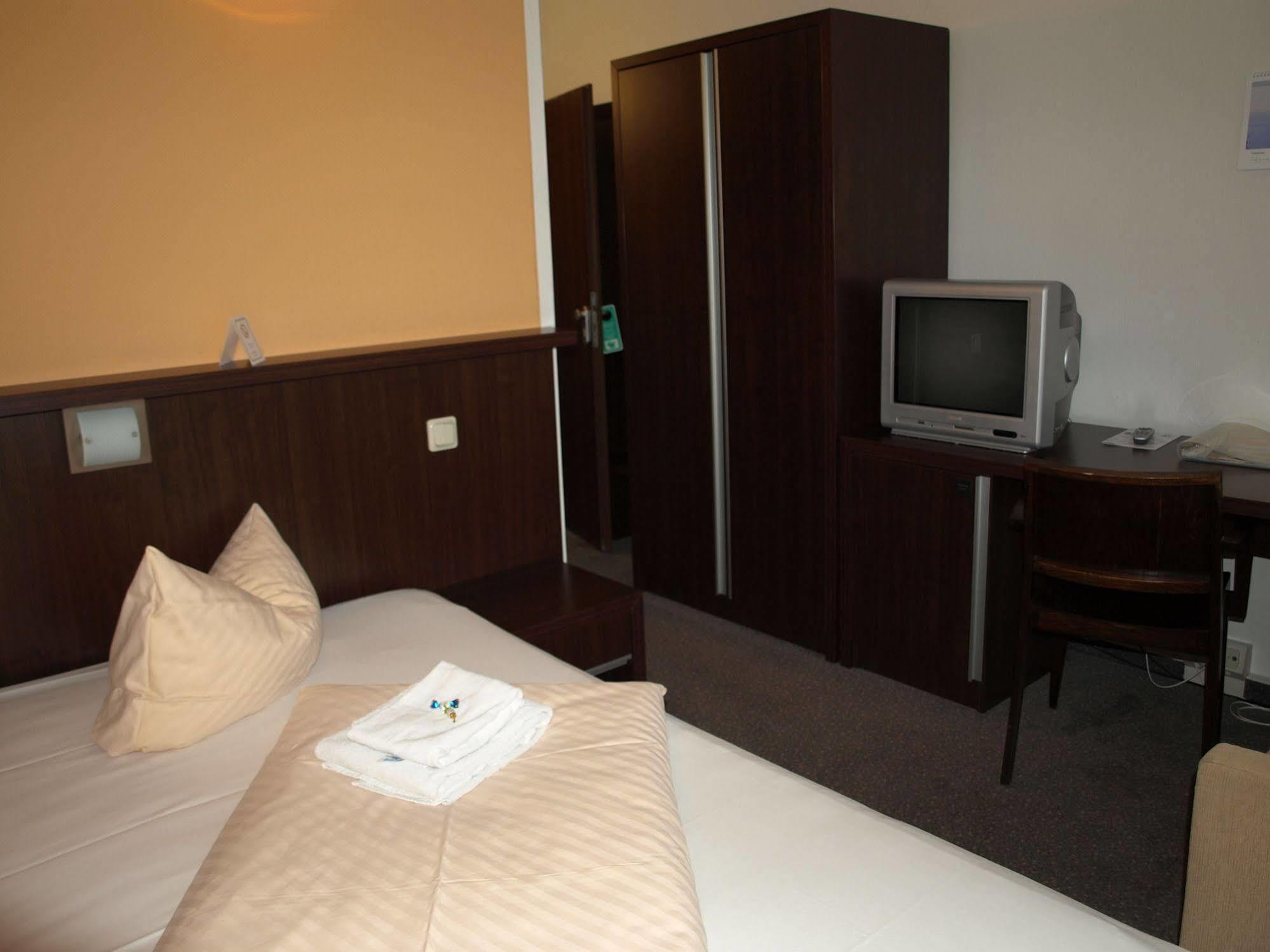 Strandhotel Senftenberger See Ngoại thất bức ảnh