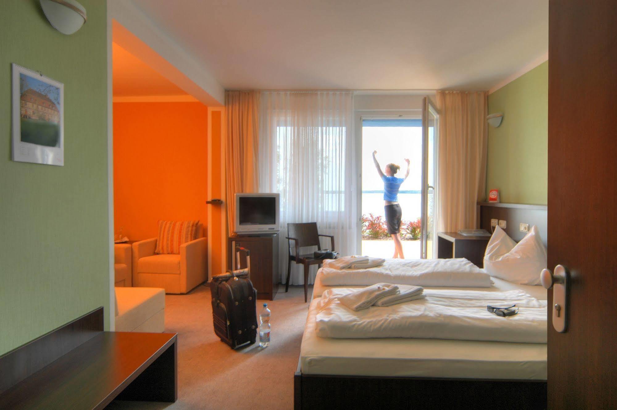 Strandhotel Senftenberger See Ngoại thất bức ảnh