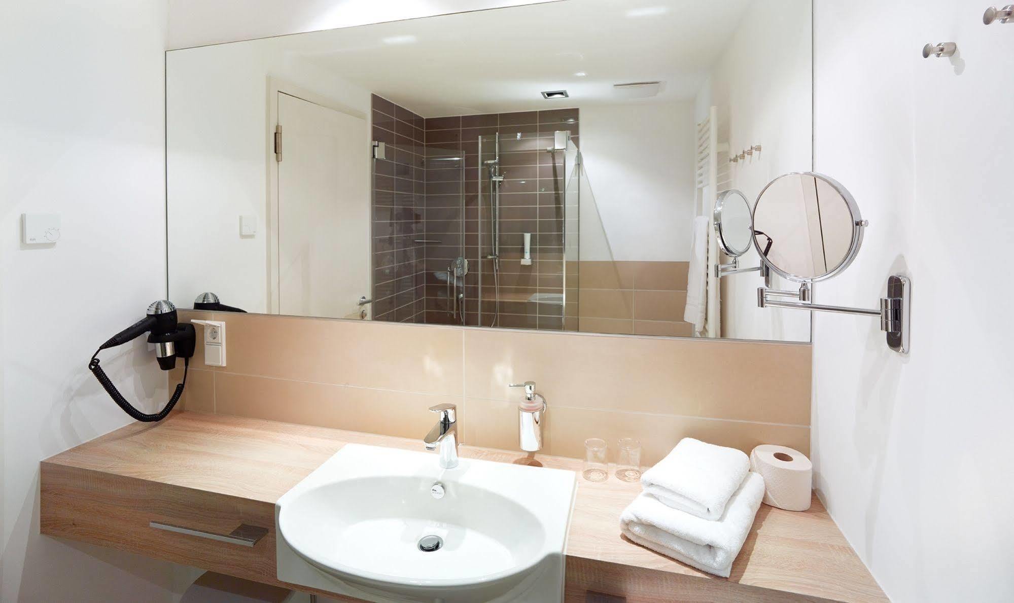 Strandhotel Senftenberger See Ngoại thất bức ảnh